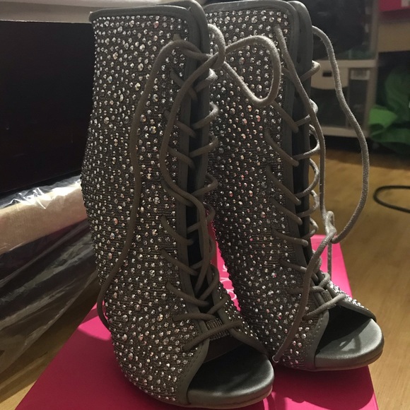 Shoes - Picture 2 of 4